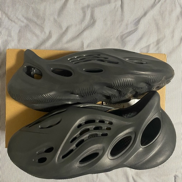 COPY - Yeezy Foam Runners Onyx Size 11 - Picture 5 of 9